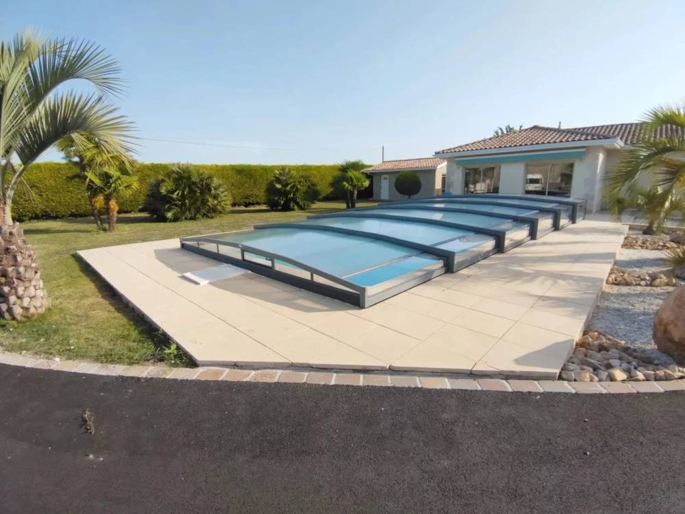 Telescopic pool shelters near Mont-de-Marsan