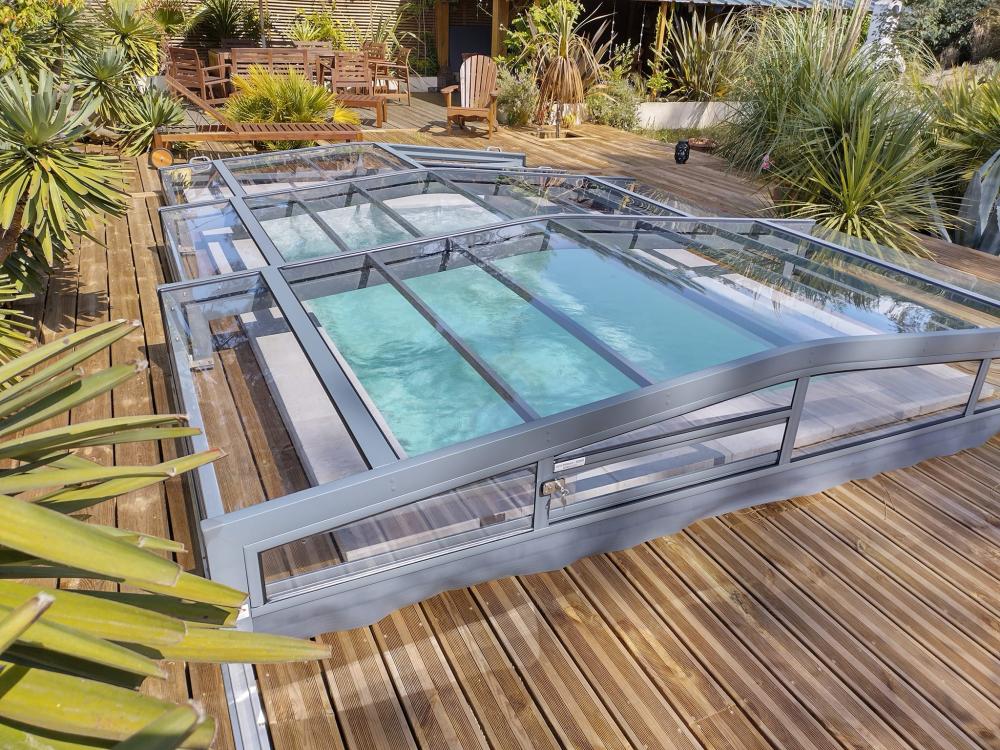 Transparent pool shelter near Mont-de-Marsan