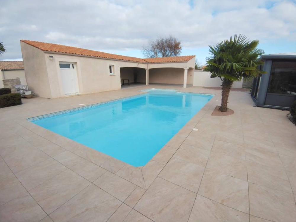 avant abri de piscine